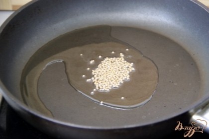 В сковороде разогреть масло, добавить семена горчицы и поджарить, пока они не начали потрескивать.