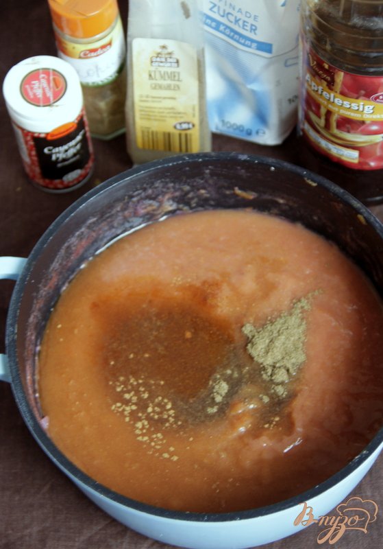 Вылить соус в катрюлю и добавить пряности, уксус и сахар, довести до кипения, варить 40 мин. на мал.огне, помешивая