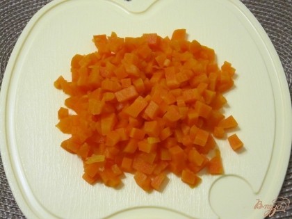 Морковь тоже нарезать мелкими кубиками.