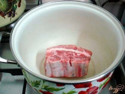 Свиные рёбрышки заливаем холодной водой и ставим вариться бульон. После закипания удаляем пену.
