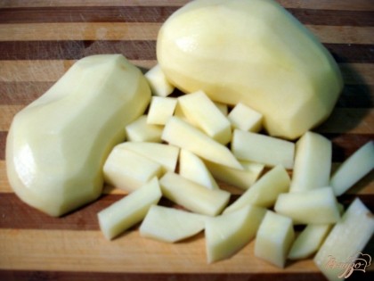 Пока бульон варится чистим, моем и нарезаем картофель.