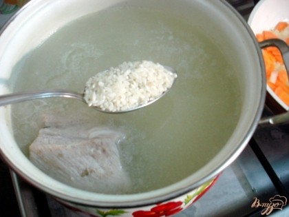 Наш бульон варится уже пол часа, добавляем в него картофель и рис.