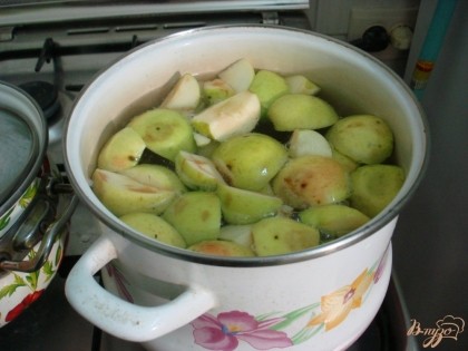 Как только вода закипит, оправьте в кастрюлю яблоки.