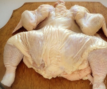 Подготовить курицу. Курицу можно будет готовить целой или как я, разрезав по грудке и убрав белое мясо филе, которое модно использовать для других блюд.