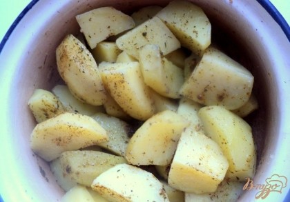 Картофель почистить, разрезать на четвертинки, залить горячей водой, посолить, довести до кипения и варить 5 минут. Воду слить. Посыпать картофель  специями для картофеля или итальянскими травками, полить растительным маслом.