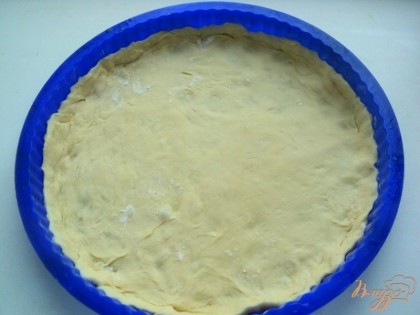 Тесто раскатать в круг толщиной 26 см, уложить в форму для пиццы.