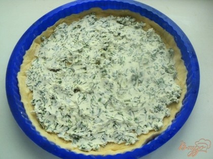 На тесто выложить сыр с зеленью слоем 1 см.