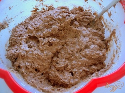 В меренгу вмешать по 1 ст.ложке добавить мясляно-ореховую смесь (оставить 2-3 ст.ложки смеси для украшения).И затем в крем частями добавить вафельную крошку.
