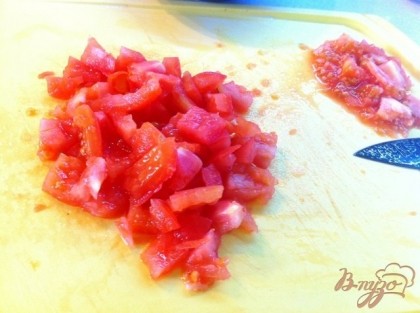 Нарезаем мелко помидоры