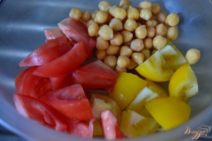 В салатник нарезать помидоры и добавить промытытй горох.