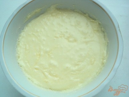Размягченное сливочное масло растереть с сахаром до бела. Не переставая взбивать, добавить по одному яйца и затем кефир (комнатной температуры).