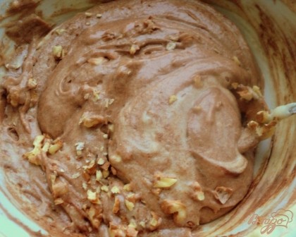 В оставшуюся часть теста добавить какао и дробленные грецкие орехи, перемешать.