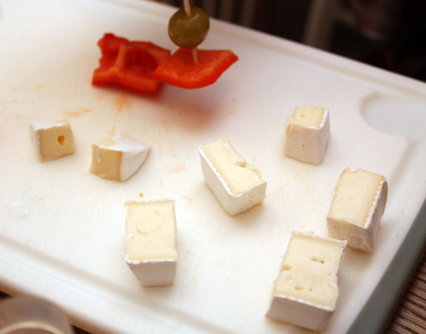 Сначала надо нарезать все составляющие канапе средними кусочками примерно одного размера.<br>У нас будет сыр с белой плесенью и красный перец...