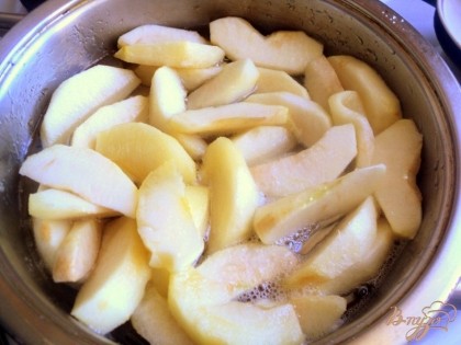  Яблоки почистить от кожицы и семян, разрезать на дольки. Закипятить воду с сахаром и проварить в сиропе яблоки до мягкости. Отцедить от сиропа.