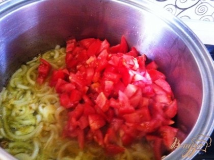 Добавить помидоры, жарить,  помешивая около 10 минут.