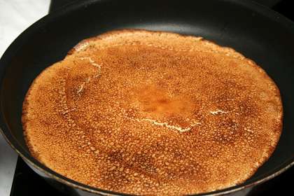 Взбить оставшиеся белки с солью в крутую пену и постепенно добавить в тесто, тщательно вымешивая.