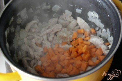 Добавить морковь- кубиками
