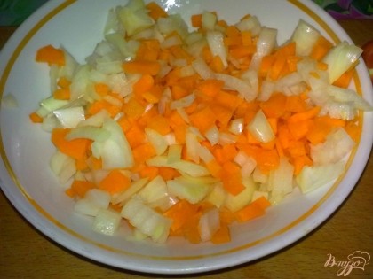 Морковь очистить и помыть. нарезать мелко.Лук очистить, помыть и нарезать кубиками.