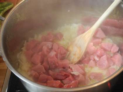 Мясо добавить в кастрюлю, потушить вместе с луком и чесноком