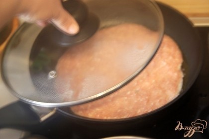 Разогреть сковороду с 1 ст.л. раст.масла. Вылить  тесто, запекать на среднем огне несколько минут ПОД КРЫШКОЙ!!!