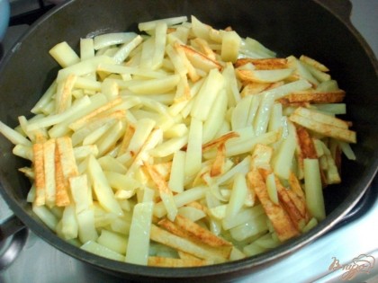 Следим за тем, чтобы картофель не пригорел. Как только он слегка позолотитсяэ переворачиваем аккуратно первый раз.Огонь убавляем до среднего.