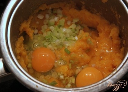 Добавить мелко нарезанный зелёный лук и яйца