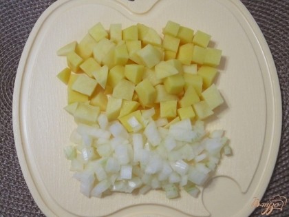 Картофель и лук нарезать кубиками.