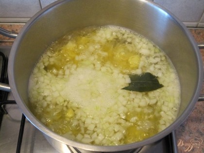 Картофель и лук выложить в кастрюлю с кипящей водой (1 л), добавить лавровый лист и варить до готовности.