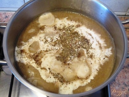 Поставить суп обратно на огонь, влить сливки, добавить базилик, посолить и поперчить. Когда закипит, выключить.