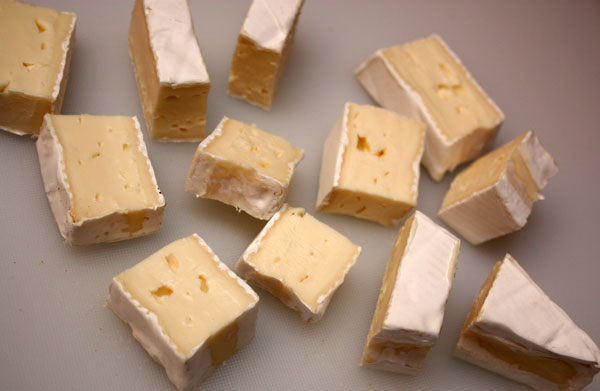 Сыр режем на кусочки среднего размера.