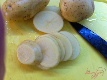 Тщательно моем картофель и нарезаем тонкики кружочками