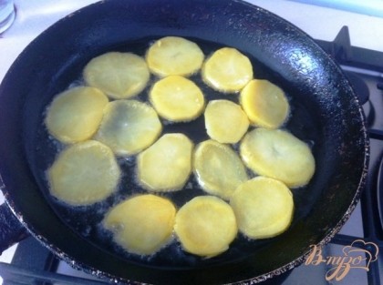 На хорошо разогретое масло выкладываем кружочки картофеля.