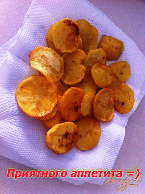 Готово! Выкладываем  картофельные чипсы на бумажное полотенце, для удаления излишков масла, посыпаем паприкой и солью по вкусу.