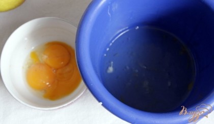 Разделить яйца на белки и желтки(обязательно!)