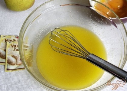 Растопленное сливочное масло слегка охладить, ввести 2 вида сахара.