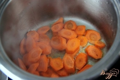 Морковь очистить, нарезать тонкими колечками и обжарить на хорошо разогретом масле (1-2 ст.л.), минут 5-10