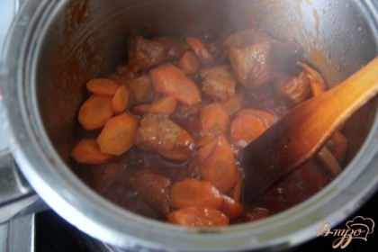Добавить к мясу, вместе с морковью. Тушить 10 мин.