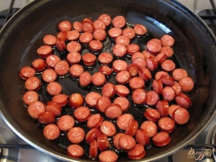 Обжарить колбаски на растительном масле.