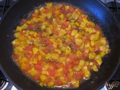 Обжарить овощи на оливковом масле.