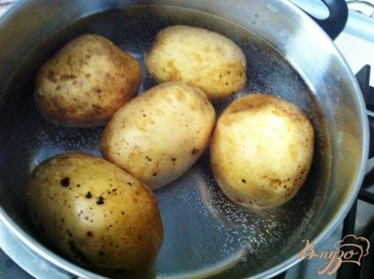 Тщательно моем и ставим варить картофель в мундире. Отвариваем яйца в крутую.