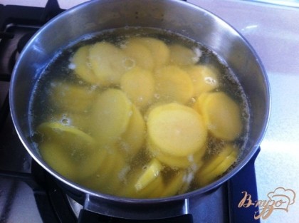 В кипящую воду опускаем картофель на 5 минут, вынимаем и остужаем.
