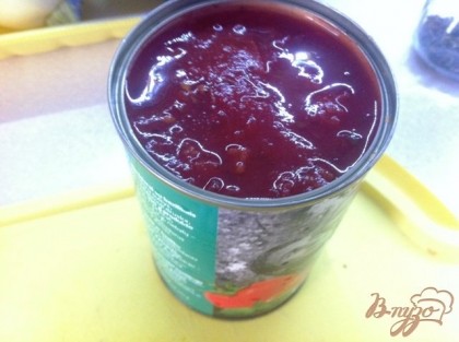 Если у вас консервированные томаты, то добавляйте их целиком с жидкостью. Если используете свежие помидоры, то нарежьте их мелко, добавьте воду, можно немного кетчупа