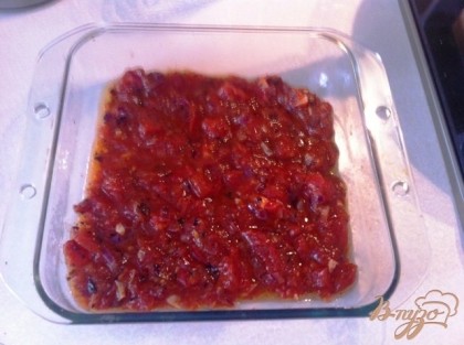 В форму для запекания выкладываем немного томатного соуса,