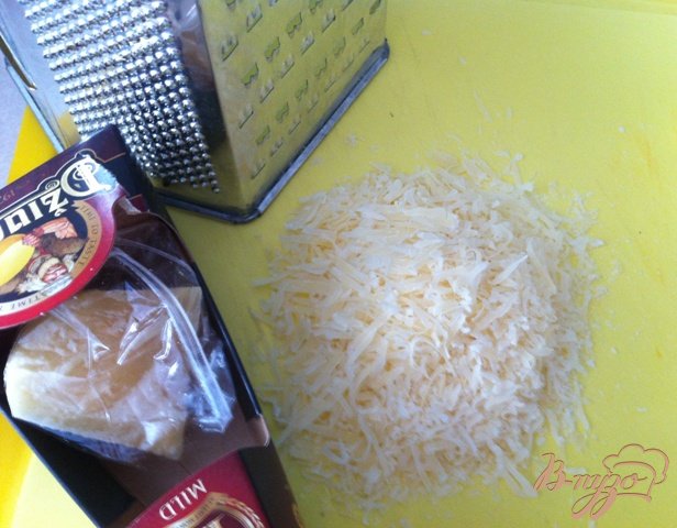 Трем сыр на терке, я использовала  сыр Джугас.