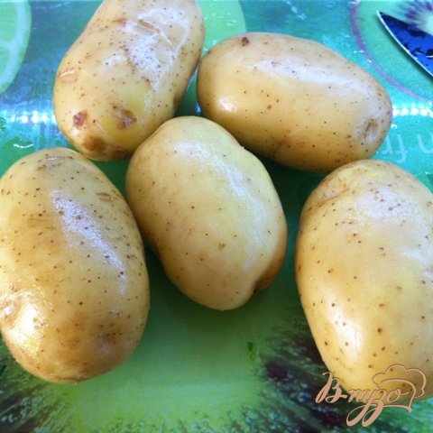 Тщательно моем картофель, лучше выбирать продолговатой формы.