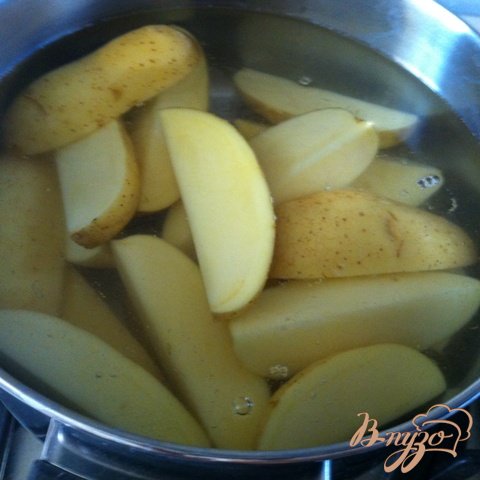 Отвариваем картофель до полуготовности, варим после закипания около 7-10 минут, солим по вкусу