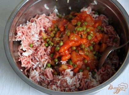 В смешаный фарш добавить часть спассерованных овощей, готовый рис + соль, перец. Сформировать из полученной массы фрикадельки.
