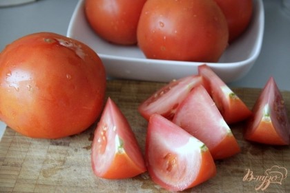 Нарзать дольками спелые, твёрдые томаты
