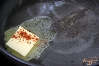 Замороженную стручковую фасоль подогреть в СВЧ 3- 5 мин. На сковороде нагреть масло, добавить оба вида молотых  перцев