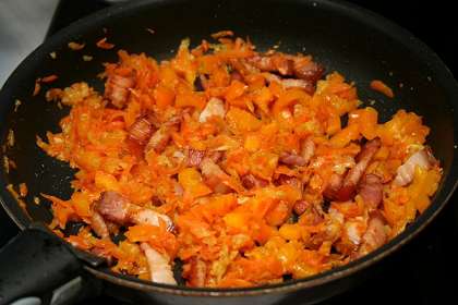 Нарезать лук, морковь, сладкий перец.